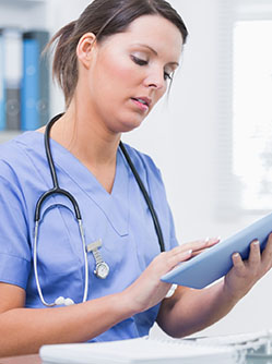 Une professionnelle de santé consulte sa tablette - MACSF