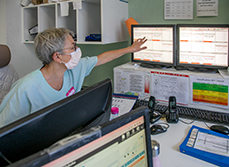 Sage-femme à son bureau consulte le planning - MACSF
