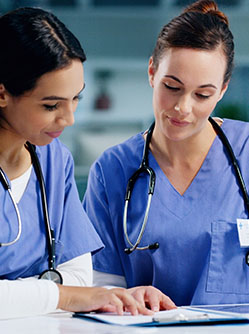 Infirmière en exercice de soin | MACSF