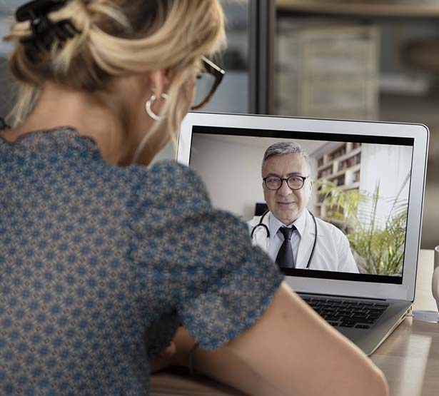 Un médecin pratique la télémédecine - MACSF