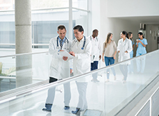 Des professionnels de santé circulent dans le couloir de l'hôpital - MACSF