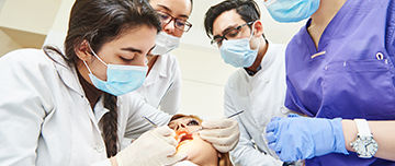 Une étudiante réalise un stage en chirurgie dentaire - MACSF