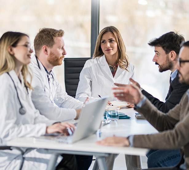 Une équipe médicale procède à une réunion de concertation pluridisciplinaire (RCP) - MACSF