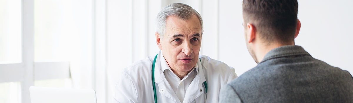 Un médecin parle à son patient