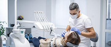 Un chirurgien-dentiste examine une patiente - MACSF