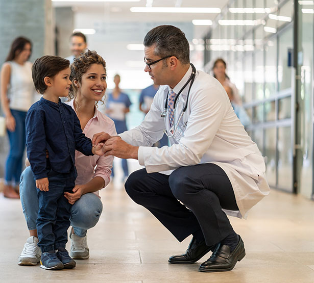 Un médecin et son jeune patient accompagné de sa mère - MACSF