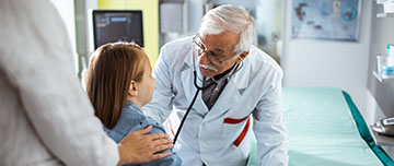 Un médecin senior écoute les bruits du cœur d'une jeune fille avec son stéthoscope - MACSF