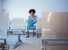 Une infirmière déprimée sur une chaise - MACSF