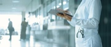 Jeune médecin sur un outil numérique MACSF