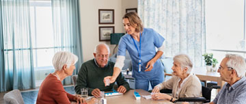 L'aide-soignante donne les médicaments aux patients agés - MACSF