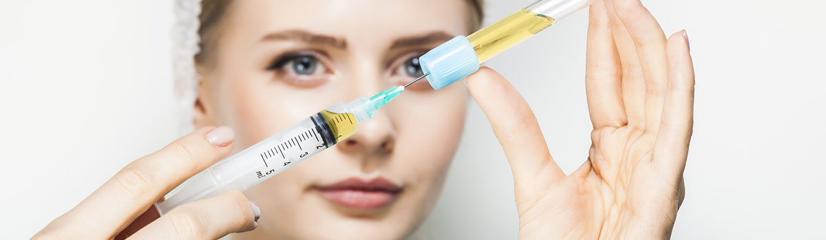 Une infirmière remplit une seringue - MACSF