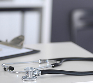 Un stéthoscope posé sur le coin d'un bureau - MACSF