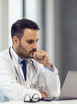Un médecin soucieux devant son ordinateur - MACSF