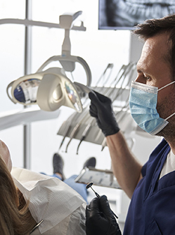 Patiente en consultation chez le dentiste - MACSF