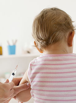 Un jeune patient se fait vacciner - MACSF