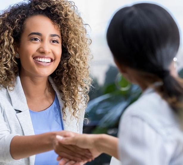 Deux professionnelles de santé se serrent la main - MACSF