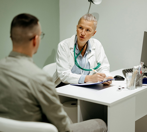 Une femme médecin procède à l'interrogatoire de son patient - MACSF