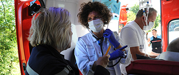 Un médecin urgentiste échange avec un pompier | MACSF