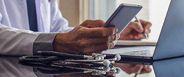 Un médecin collecte par téléphone les données médicales de son patient - MACSF
