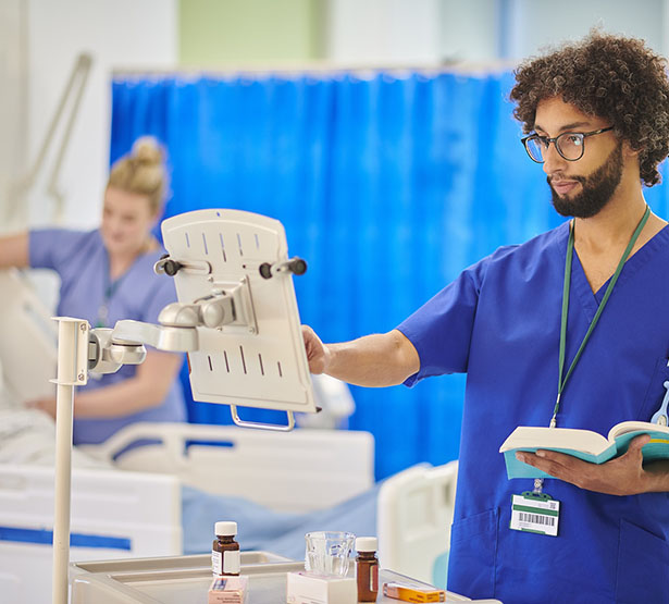 Infirmière en pratique avancée aux urgences - MACSF