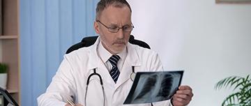 Un médecin examine une radiographie - MACSF