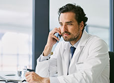 Un médecin répond au téléphone - MACSF