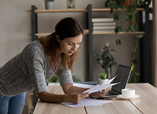 Une jeune femme lit un document - MACSF