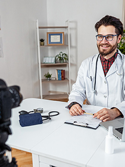 Un médecin produit un contenu pour les réseaux sociaux - MACSF