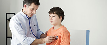 Un adolescent est ausculté par son médecin - MACSF
