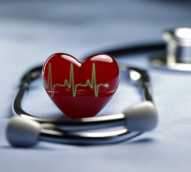 Un objet en forme de cœur rouge entouré par un stéthoscope - MACSF