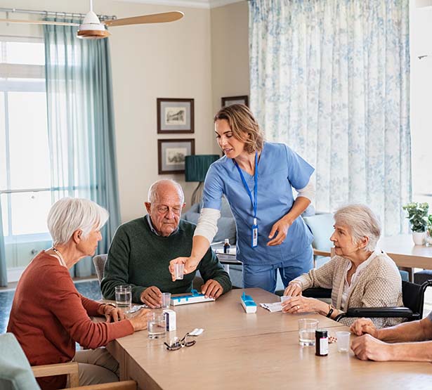 L'aide-soignante donne les médicaments aux patients agés - MACSF