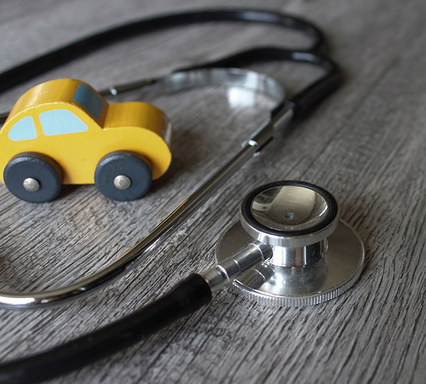 une voiture en bois posée à côté d'un stéthoscope - MACSF