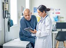 Une femme médecin apporte des explications à un patient - MACSF