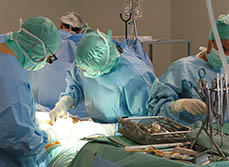 Une équipe chirurgicale pratique une intervention au bloc opératoire - MACSF