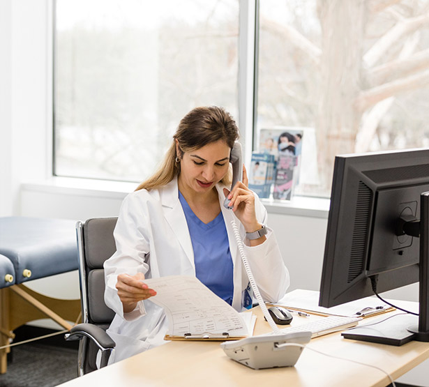 Une femme médecin téléphone - MACSF