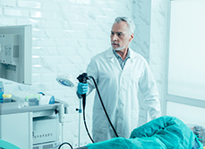 Un médecin pratique une coloscopie et observe l'écran - MACSF