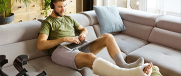 Médecin avec un pied dans le plâtre serein grâce à la prévoyance MACSF