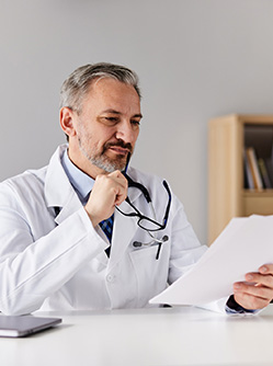 Un médecin consulte les résultats d'analyse - MACSF