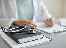 Médecin rédigeant un certificat - MACSF