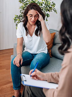 Médecin femme discute avec une patiente à son domicile - MACSF