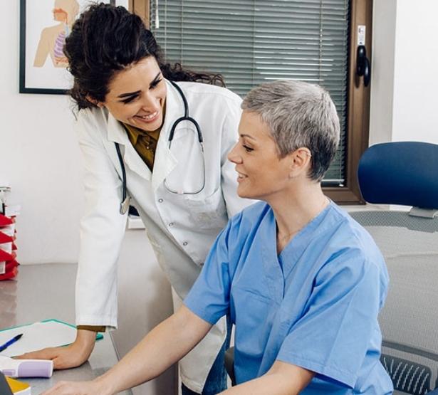 Un médecin et son assistante médicale MACSF
