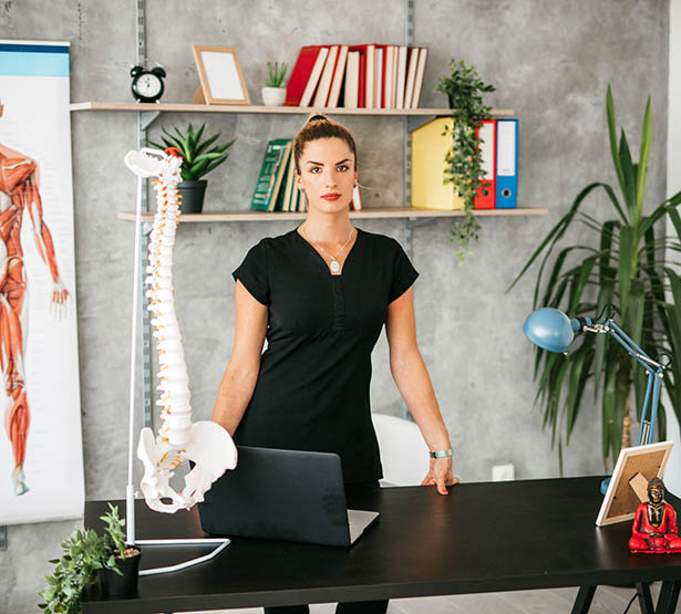 Kinésithérapeute à son bureau - MACSF