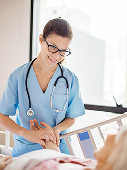 Une infirmière hospitalière prend le pouls d'une patiente alitée - MACSF