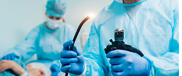 Sonde de coloscopie dans les mains du médecin - MACSF