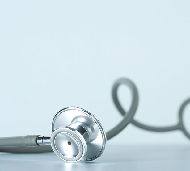 Un stéthoscope posé sur une table - MACSF