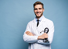Un jeune médecin souriant - MACSF
