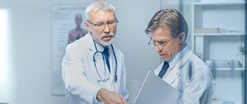 Deux médecins discutent d'un dossier - MACSF
