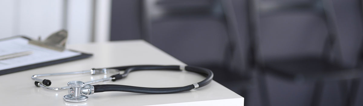 Un stéthoscope posé sur le coin d'un bureau - MACSF