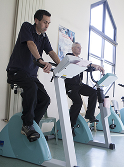 Deux hommes font du vélo dans une salle de sport - MACSF