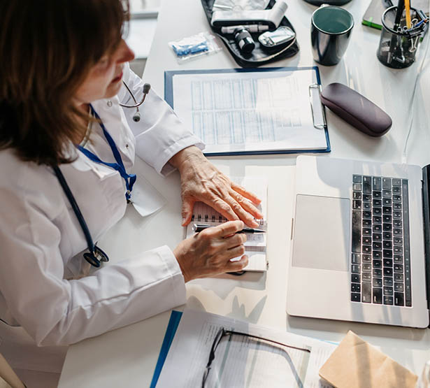 Une femme médecin pratique la téléconsultation - MACSF